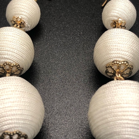 Vintage white thread and gold ball drop earrings - Picture 2 of 5